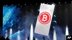 资料照片:比特币标志。(2021年11月20日)