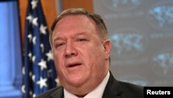 美国国务卿蓬佩奥在华盛顿就处理中国和伊朗问题以及抗击新冠病毒疫情举行记者会(2020年6月24日)。