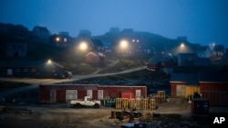 资料照片:格陵兰库鲁萨克地区住家的晨雾。(2019年8月15日)