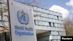 资料照:位于瑞士日内瓦的世界卫生组织(WHO)总部大楼外的WHO标识