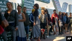 中美洲移民2018年11月15日在墨西哥排队领号,等待申请到美国避难。