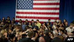 资料照:2011年9月16日时任美国总统的奥巴马在签署《美国发明法案》后在维吉尼亚州与托马斯·杰斐逊中学的学生握手。