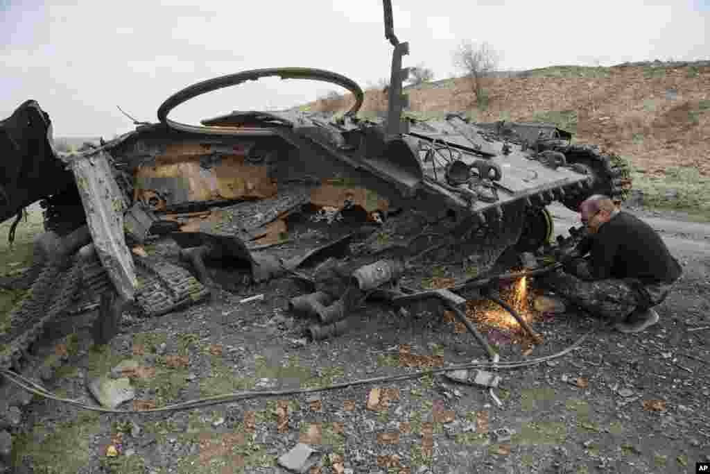 Сепаратисти розпилюють рештки української військової техніки біля Іловайська. Розгром сил ЗСУ під Іловайськом, де українці зіткнулись із підрозділами російської армії та сепаратистами, став наслідком помилок українського командування. Такого висновку дійшла слідча комісія Ради.