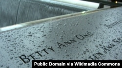 位于纽约曼哈顿的9/11纪念池被刻有遇难者名字的大理石环抱。Betty Ann Ong (邓月薇)的名字镌刻在第N-74号位置上。(照片来自Wikimedia Commons / Luigi Novi)