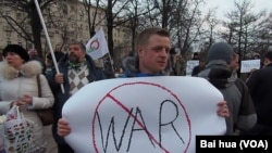 3月7日莫斯科反战示威。一名示威者手举标语抗议俄罗斯军队进入克里米亚。(美国之音白桦拍摄)
