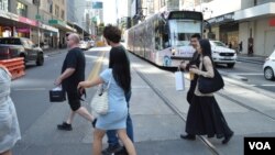 2024年11月16日,墨尔本市中心街头过马路的行人 (美国之音/黄平)