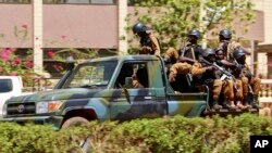 Pasukan Burkina Faso melakukan patroli di ibu kota Ouagadougou (foto: dok).