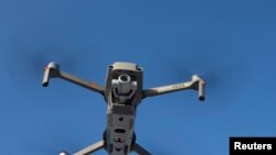 资料照:2019年11月13日,中国无人机制造商大疆在加拿大蒙特利尔展示一款追踪无人机注册信息和用户信息的应用程序。