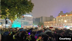 2024年10月26日,上海中山公园挤满了庆祝万圣节的年轻人,当局出动大量警察,每隔几米就有一名警察站岗 。 (照片来自李老师不是你老师的X平台)