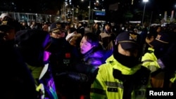 韩国因戒严引起政治动荡,韩国股市开盘一度重挫,韩元兑美元汇率也一度贬至两年低点。(路透社:2024年12月4日)