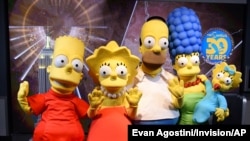 资料图:《辛普森一家》30周年庆祝活动上的卡通人物造型(2018年12月17日)
