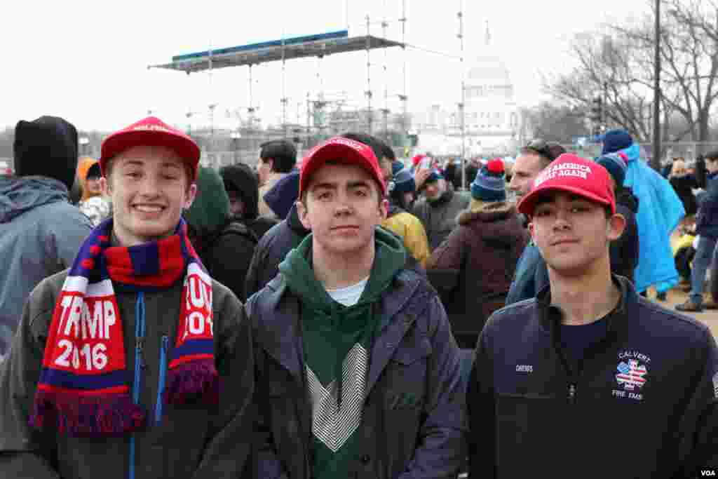 Young Trump supporters await Donald Trump's inauguration as the 45th president of the United States, Jan. 20, 2017. (Photo: B. Allen / VOA)
