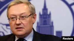 俄罗斯副外长里亚布科夫在莫斯科的外交部主楼举行的记者会上讲话(2008年12月15日资料照片)。
