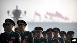 解放军代表2019年3月5日步入全国人大会场(美联社)