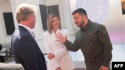 Володимир Зеленський з дружиною Оленою Зеленською під час зустрічі з режисером із Данії, чоловіком данської прем'єр-міністерки Метте Фредеріксен. Ida Marie Odgaard/Ritzau Scanpix/AFP