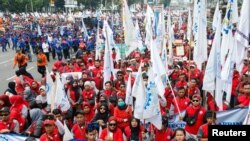 အင်ဒိုနီးရှားအလုပ်သမားအဖွဲ့အစည်းက မေဒေးနေ့အထိမ်းအမှတ်ချီတက်ဆန္ဒပြပွဲကို မြို့တော်ဂျကာတာမှာ တွေ့ဆုံစဥ်.