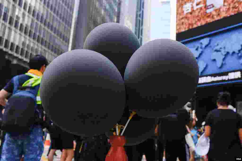 示威者认为10月1日是国殇日而不是国庆日,所以当天的游行处处可见黑气球。 (2019年10月1日)