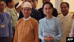နိုင်ငံတော် အတိုင်ပင်ခံပုဂ္ဂိုလ် ဒေါ်အောင်ဆန်းစုကြည် (ညာ) နဲ့ သမ္မတ ဦးဝင်းမြင့် (ဝဲ)။