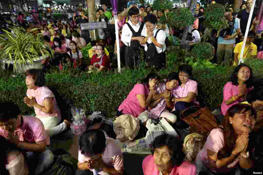 People weep after an announcement that Thailand's King Bhumibol Adulyadej has died, at the Siriraj hospital in Bangkok, Thailand, Oct. 13, 2016.