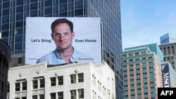 Білборд з написом "Повернімо Евана додому" на центральній площі Нью-Йорка Times Square в день річниці його російського ув'язнення. 29 березня 2024 року. Фото: TIMOTHY A. CLARY/AFP
