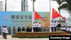 资料照:香港当局在港区国安法颁布数小时后举行回归周年升国旗仪式(香港政府2020年7月1日照片)