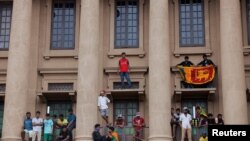 在总统拉贾帕克萨逃离科伦坡后,示威者在总统秘书处抗议.