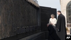 На Фото: Меморіал пам'яті жертв Голодомору у Вашингтоні, США