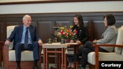 台湾总统蔡英文(图右)2020年3月5日在台北总统府会见美国在台协会主席莫健(台湾总统府网站)