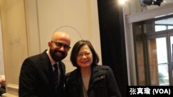 2024年11月22日,哈利法克斯国际安全论坛主席彼得·范·普拉(Peter Van Praagh)欢迎台湾前总统蔡英文前来加拿大出席会议 (美国之音 张真瑜)