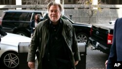 2019年11月8日班农在华盛顿联邦法院出庭就罗杰·斯通案作证