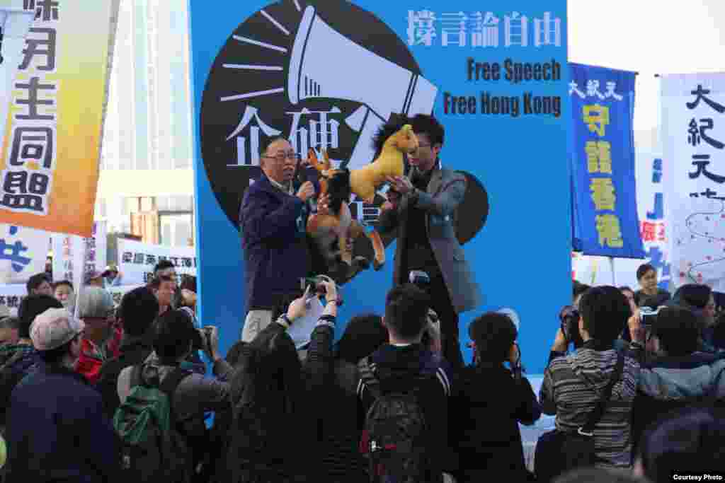 香记协星期天下午发起“企硬反灭声，撑言论自由”的游行3 (香港记者协会脸书图片)