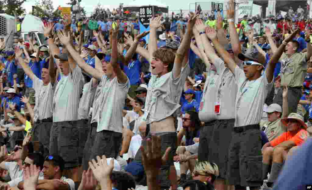 2017年美国童子军大露营峰会在西维吉尼亚格伦·让镇举行,参加会议的孩子们随着音乐歌唱起舞,等待川普总统前来演讲(2017年7月24日)。后来川普在演讲中说:“童子军的价值观就是美国人的价值观。伟大的童子军会成为伟大的美国人。正如童子军的军规所说,每个童子军的成员应该有诚信和忠诚。我们要用忠诚度更高的人。我会给你们讲讲这个问题。”川普暗讽他的班底有人不忠。川普还回忆了他去年11月赢得大选的情形,讽刺了那些预测他将败选的媒体和民调。