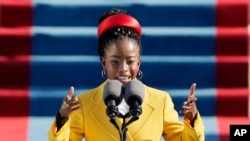 美国诗人阿曼达·戈尔曼在华盛顿国会山第59届总统就职典礼上朗诵诗作。（2021年1月20日）