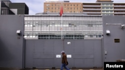 一名男子走过中国驻澳大利亚悉尼领事馆的正门。(2015年7月23日)