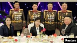 金正恩与女儿(中)参加朝鲜人民军建军75周年宴会。(2023年2月7日)
