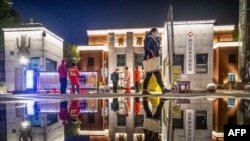 武汉硚口武体方舱医院最后一批新冠病毒感染者痊愈出院,医务人员在消毒方舱医院准备关舱。(2020年3月2日)