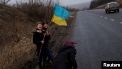 Діти на узбіччі дороги, Бахмут, Україна, 5 січня 2023. Фото: REUTERS/Clodagh Kilcoyne