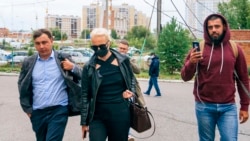 资料照片:2020年8月20日,俄罗斯反对派领导人纳瓦尔尼的夫人(中)到医院看望在加护病房接受治疗的纳瓦尔尼。(美联社照片)