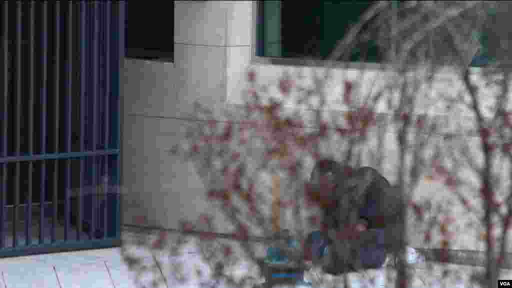 马永田在中国驻美国大使馆前绝食抗议(2015年12月9日美国之音渔沐拍摄)