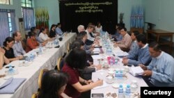 ဒုက္ခသည်အရေး ကုလ တာဝန်ရှိသူများနှင့် ဆွေးနွေးနေသည့် လူကယ်ပြန်ဝန်ကြီး ဒေါက်တာဝင်းမြတ်အေး။ (ဓာတ်ပုံ - MOI, ဒီဇင်ဘာ ၁၊ ၂၀၁၉)