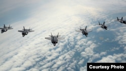 美国空军2017年5月2日实施F-35战机集体训练(美国空军照片)