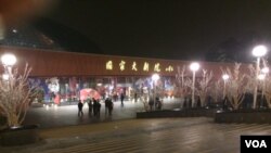 朝鲜牡丹峰乐团和功勋国家合唱团演出取消后,一些慕名而来的北京民众在剧场外徘徊。