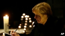 Thủ tướng Đức Angela Merkel gửi lời chia buồn đến các nạn nhân tại nhà thờ Memorial ở Berlin, Đức, 20/12/2016. 