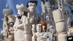 纽约中央公园展示的被销毁前的象牙雕塑品。(2017年8月3日)