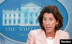 资料照:2022年9月6日,美国商务部长雷蒙多在白宫的一个记者会上谈及半导体芯片补贴问题。(路透社)