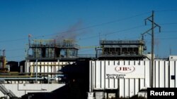 JBS食品公司在美国的一个加工厂(路透社2020年10月28日)