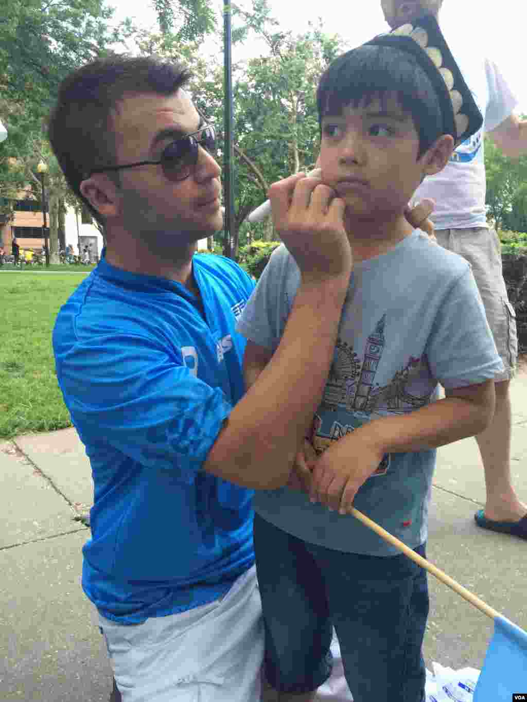 2015年7月12日维吾尔人和支持者在美国首都华盛顿街头游行并聚集在泰国驻美大使馆前抗议泰国把100余名维吾尔人强行递解回中国。(美国之音乌兹别克语组拍摄)