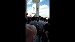 清真寺前聚集的大批回族穆斯林 清真寺前聚集的大批回族穆斯林