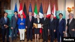 G-7 စက်မှုထိပ်သီး ၇ နိုင်ငံရဲ့ အီတလီနိုင်ငံ Sicily ကျွန်းမှာ သောကြာနေ့ ကျင်းပခဲ့တဲ့ ညီလာခံ တက်ရောက် လာတဲ့ခေါင်းဆောင်များ။