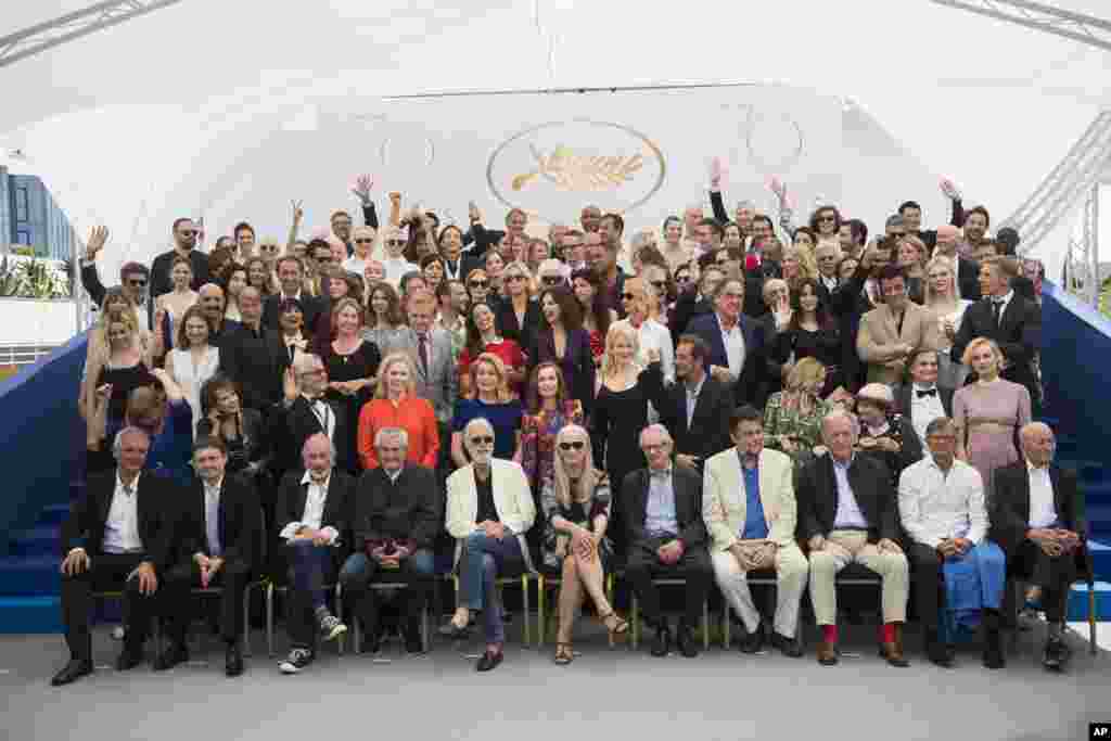 第70届戛纳国际电影节的部分评委,过去戛纳的部分获奖者合影(2017年5月23日)